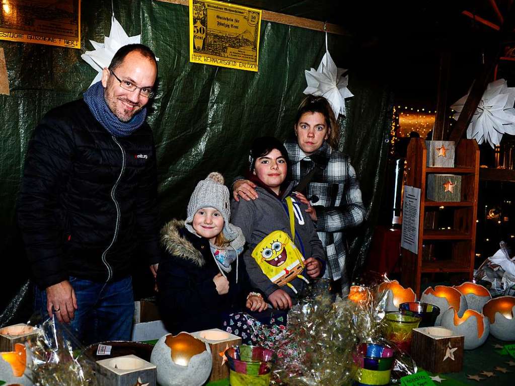 Weihnachtlicher Lichterglanz in mittelalterliche Gassen lockte die Besucher wieder zuhauf in die Staufener Altstadt. Die Angebote der rund 100 Buden von Vereinen und rtlichen Geschften waren entsprechend gut frequentiert.