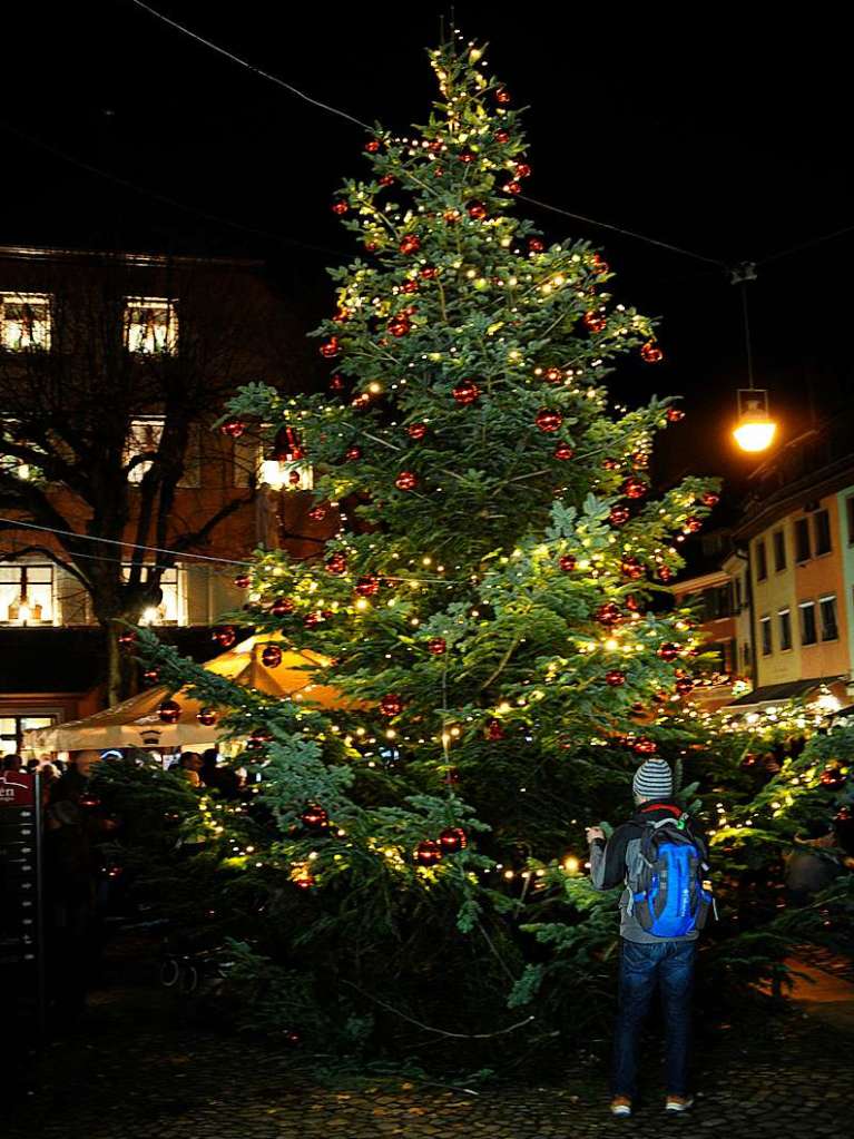 Weihnachtlicher Lichterglanz in mittelalterliche Gassen lockte die Besucher wieder zuhauf in die Staufener Altstadt. Die Angebote der rund 100 Buden von Vereinen und rtlichen Geschften waren entsprechend gut frequentiert.