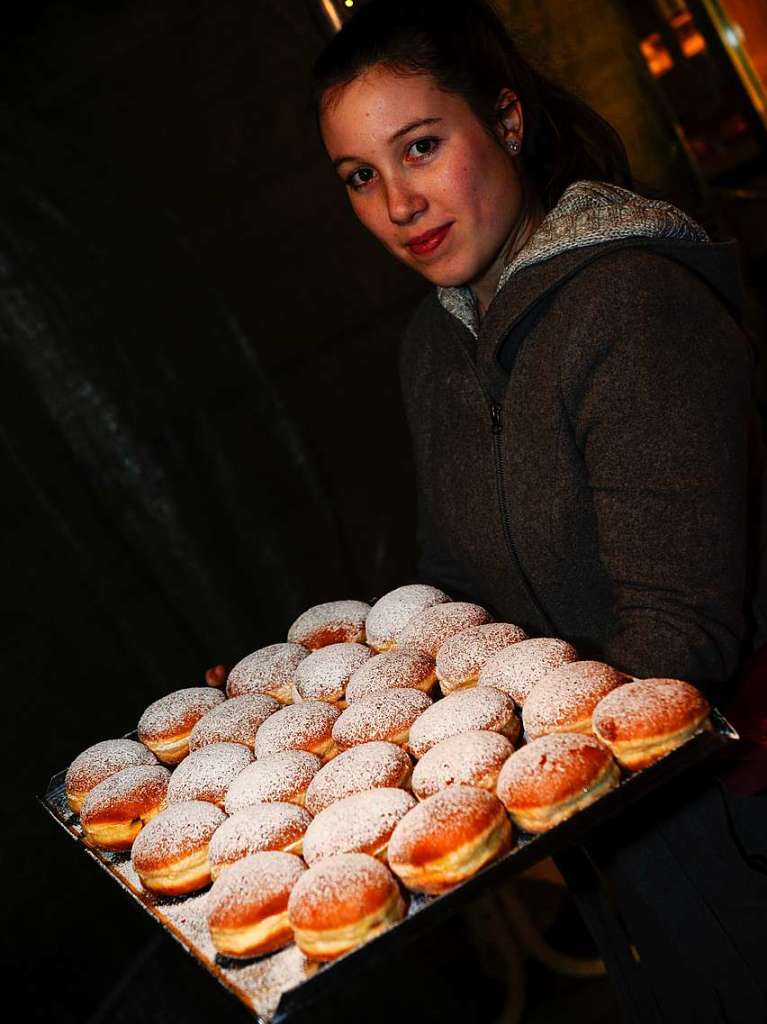 Weihnachtlicher Lichterglanz in mittelalterliche Gassen lockte die Besucher wieder zuhauf in die Staufener Altstadt. Die Angebote der rund 100 Buden von Vereinen und rtlichen Geschften waren entsprechend gut frequentiert.