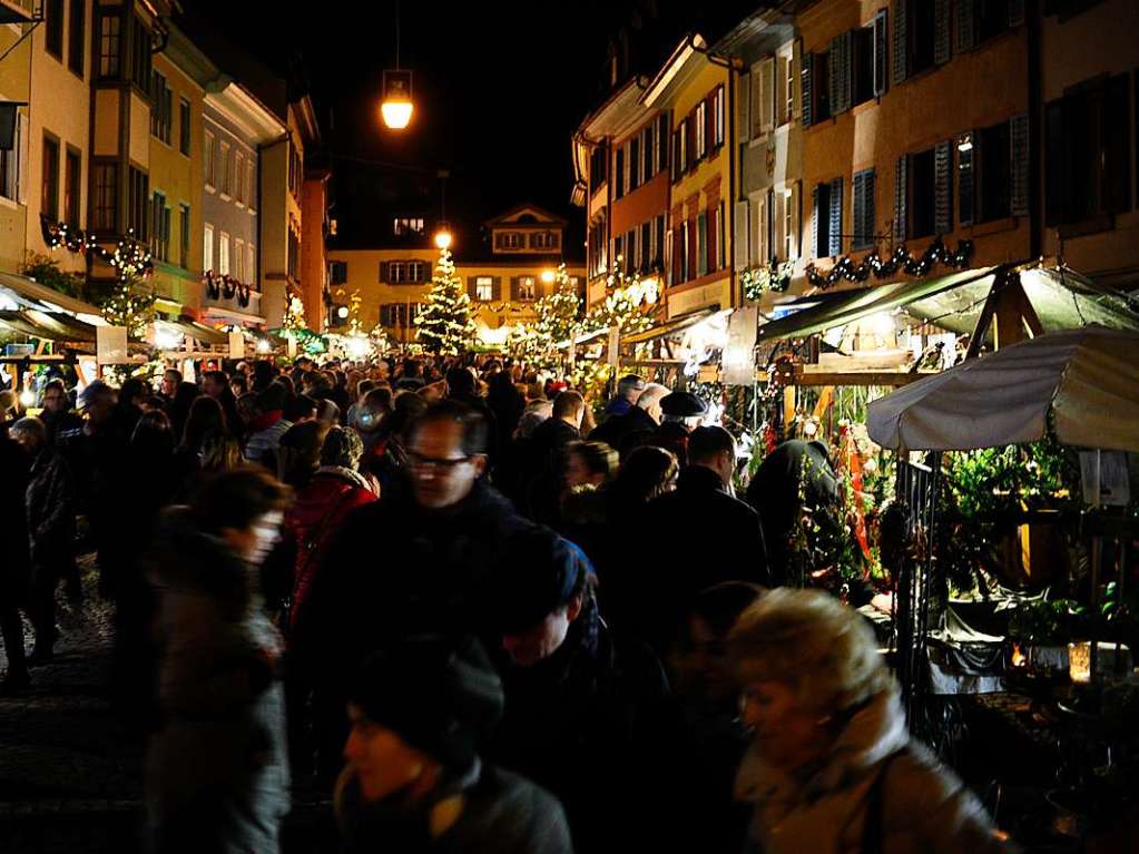 Weihnachtlicher Lichterglanz in mittelalterliche Gassen lockte die Besucher wieder zuhauf in die Staufener Altstadt. Die Angebote der rund 100 Buden von Vereinen und rtlichen Geschften waren entsprechend gut frequentiert.