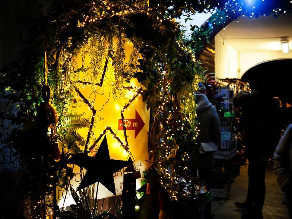 Weihnachtlicher Lichterglanz in mittelalterliche Gassen lockte die Besucher wieder zuhauf in die Staufener Altstadt. Die Angebote der rund 100 Buden von Vereinen und rtlichen Geschften waren entsprechend gut frequentiert.