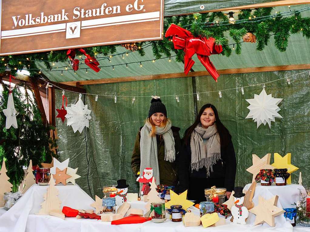 Weihnachtlicher Lichterglanz in mittelalterliche Gassen lockte die Besucher wieder zuhauf in die Staufener Altstadt. Die Angebote der rund 100 Buden von Vereinen und rtlichen Geschften waren entsprechend gut frequentiert.