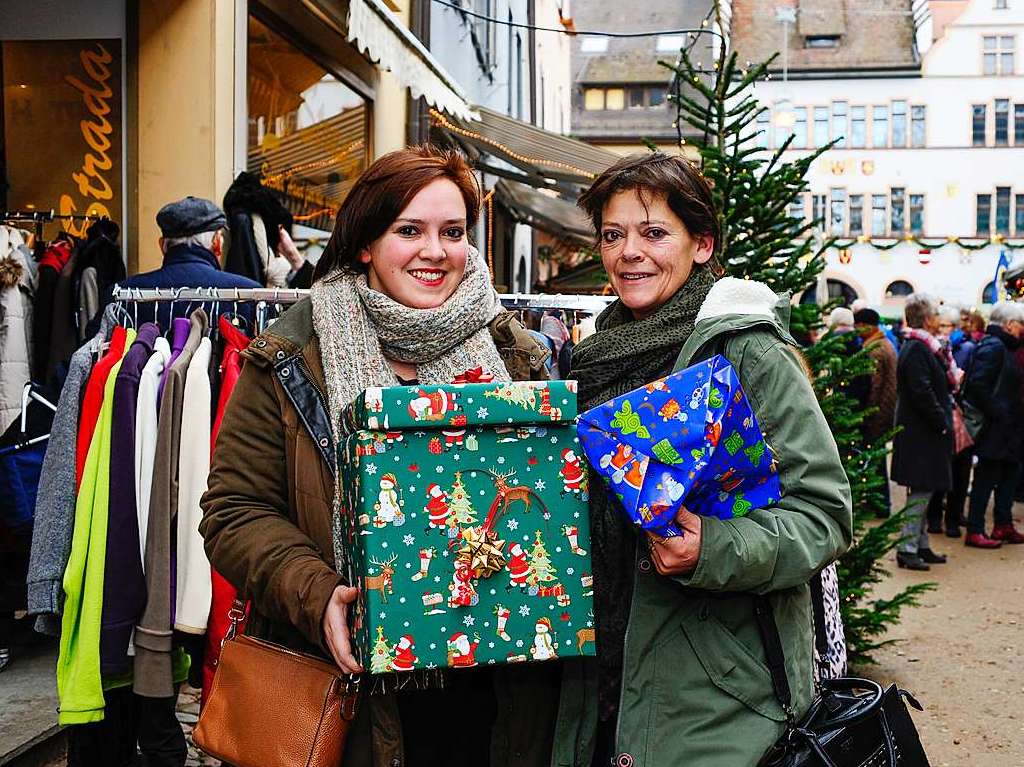 Weihnachtlicher Lichterglanz in mittelalterliche Gassen lockte die Besucher wieder zuhauf in die Staufener Altstadt. Die Angebote der rund 100 Buden von Vereinen und rtlichen Geschften waren entsprechend gut frequentiert.