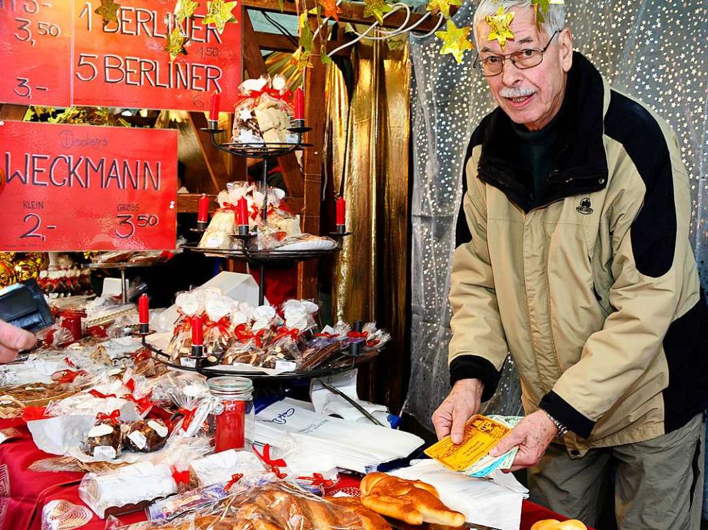 Weihnachtlicher Lichterglanz in mittelalterliche Gassen lockte die Besucher wieder zuhauf in die Staufener Altstadt. Die Angebote der rund 100 Buden von Vereinen und rtlichen Geschften waren entsprechend gut frequentiert.