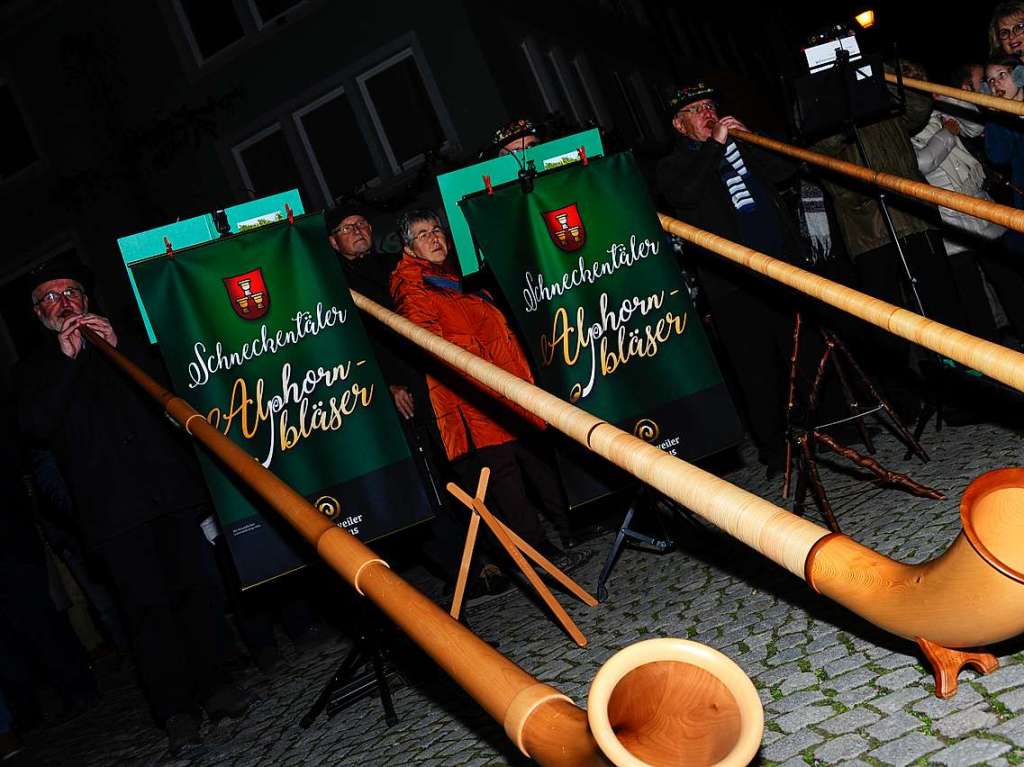 Weihnachtlicher Lichterglanz in mittelalterliche Gassen lockte die Besucher wieder zuhauf in die Staufener Altstadt. Die Angebote der rund 100 Buden von Vereinen und rtlichen Geschften waren entsprechend gut frequentiert.