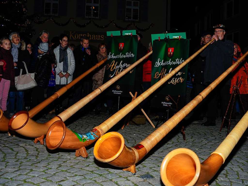 Weihnachtlicher Lichterglanz in mittelalterliche Gassen lockte die Besucher wieder zuhauf in die Staufener Altstadt. Die Angebote der rund 100 Buden von Vereinen und rtlichen Geschften waren entsprechend gut frequentiert.