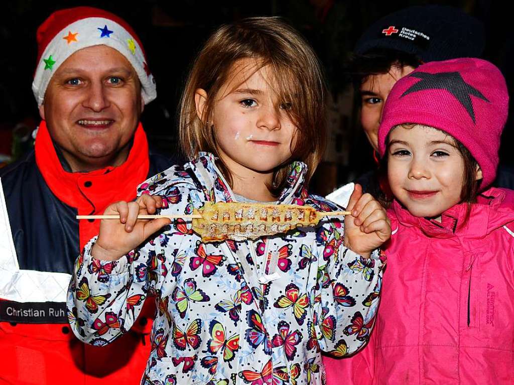 Weihnachtlicher Lichterglanz in mittelalterliche Gassen lockte die Besucher wieder zuhauf in die Staufener Altstadt. Die Angebote der rund 100 Buden von Vereinen und rtlichen Geschften waren entsprechend gut frequentiert.