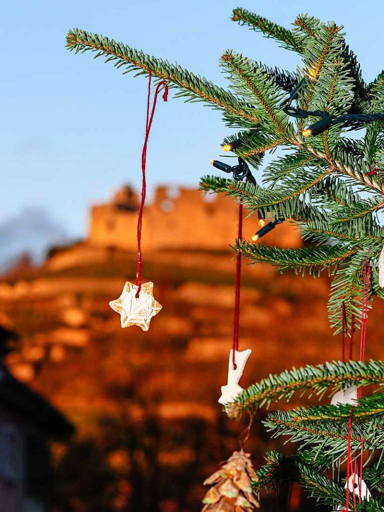 Weihnachtlicher Lichterglanz in mittelalterliche Gassen lockte die Besucher wieder zuhauf in die Staufener Altstadt. Die Angebote der rund 100 Buden von Vereinen und rtlichen Geschften waren entsprechend gut frequentiert.