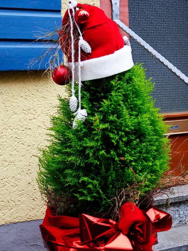 Weihnachtlicher Lichterglanz in mittelalterliche Gassen lockte die Besucher wieder zuhauf in die Staufener Altstadt. Die Angebote der rund 100 Buden von Vereinen und rtlichen Geschften waren entsprechend gut frequentiert.