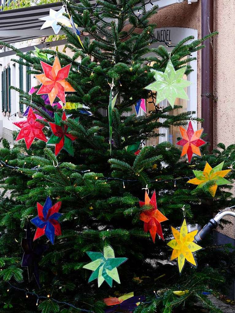 Weihnachtlicher Lichterglanz in mittelalterliche Gassen lockte die Besucher wieder zuhauf in die Staufener Altstadt. Die Angebote der rund 100 Buden von Vereinen und rtlichen Geschften waren entsprechend gut frequentiert.