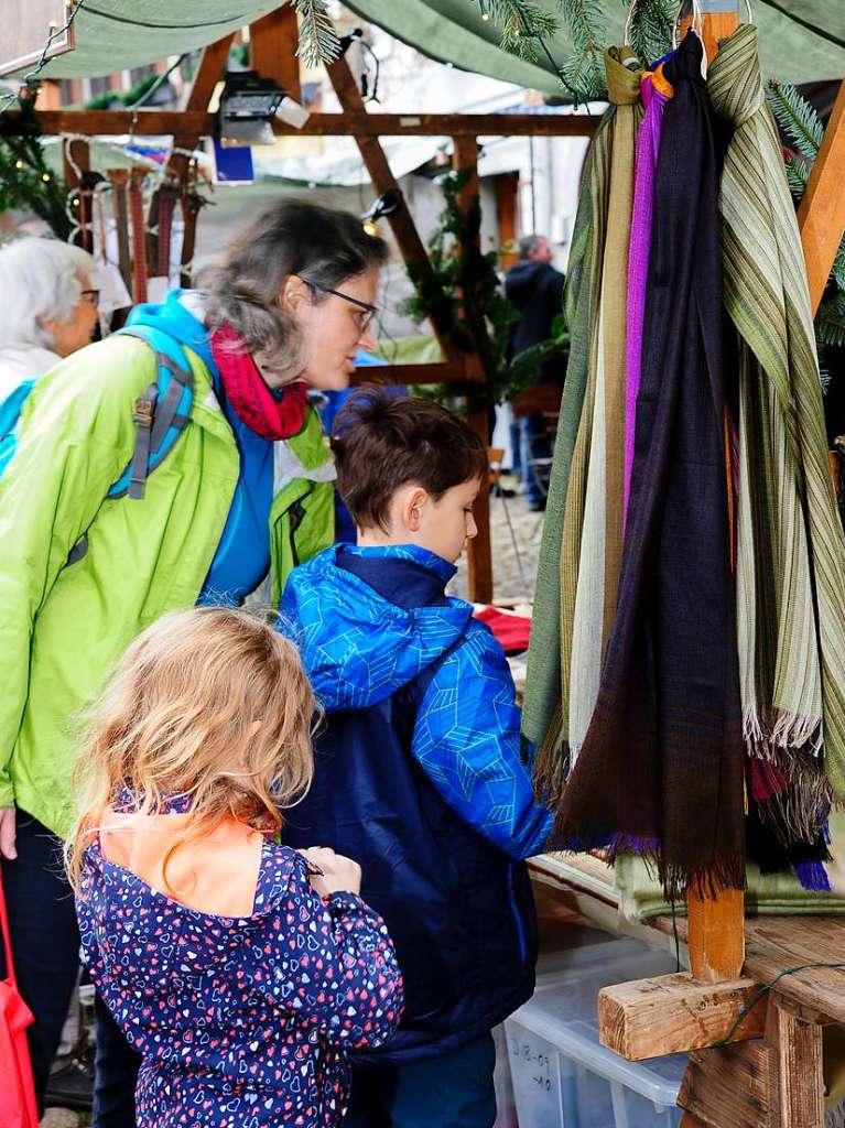 Weihnachtlicher Lichterglanz in mittelalterliche Gassen lockte die Besucher wieder zuhauf in die Staufener Altstadt. Die Angebote der rund 100 Buden von Vereinen und rtlichen Geschften waren entsprechend gut frequentiert.