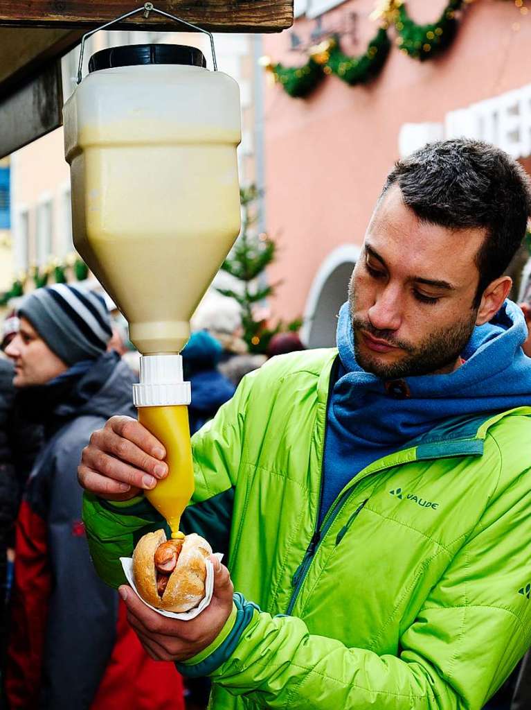 Weihnachtlicher Lichterglanz in mittelalterliche Gassen lockte die Besucher wieder zuhauf in die Staufener Altstadt. Die Angebote der rund 100 Buden von Vereinen und rtlichen Geschften waren entsprechend gut frequentiert.