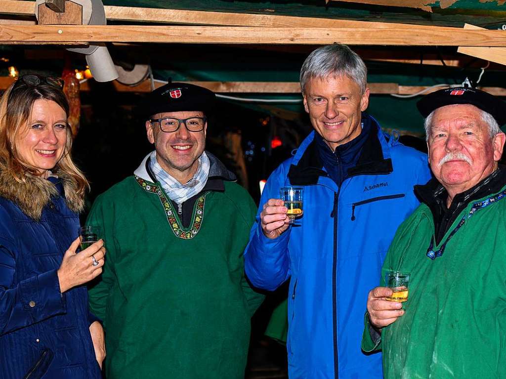 Weihnachtlicher Lichterglanz in mittelalterliche Gassen lockte die Besucher wieder zuhauf in die Staufener Altstadt. Die Angebote der rund 100 Buden von Vereinen und rtlichen Geschften waren entsprechend gut frequentiert.