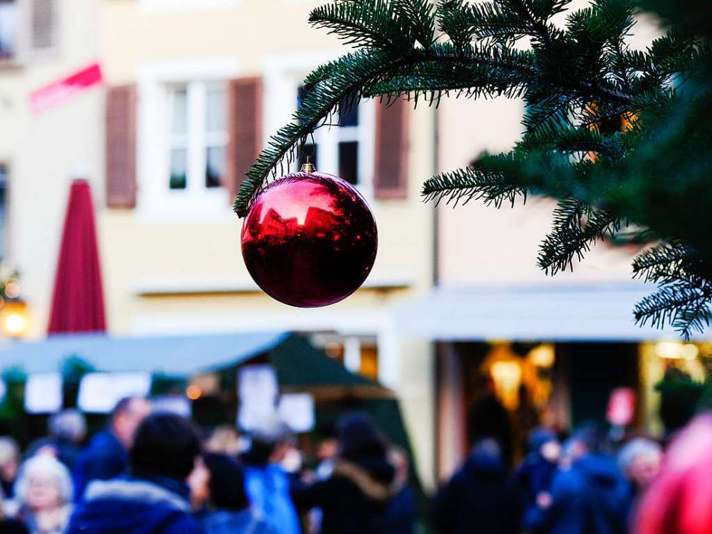 Weihnachtlicher Lichterglanz in mittelalterliche Gassen lockte die Besucher wieder zuhauf in die Staufener Altstadt. Die Angebote der rund 100 Buden von Vereinen und rtlichen Geschften waren entsprechend gut frequentiert.