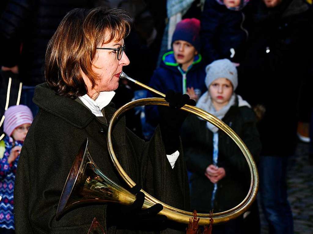 Weihnachtlicher Lichterglanz in mittelalterliche Gassen lockte die Besucher wieder zuhauf in die Staufener Altstadt. Die Angebote der rund 100 Buden von Vereinen und rtlichen Geschften waren entsprechend gut frequentiert.