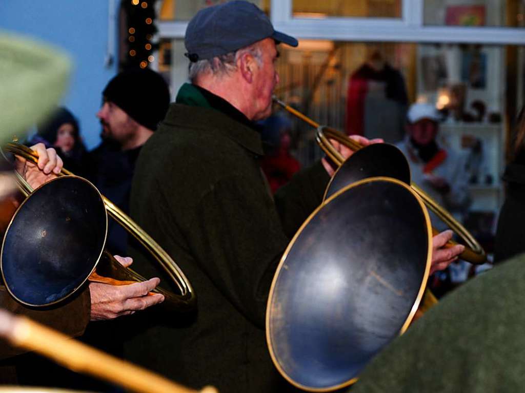 Weihnachtlicher Lichterglanz in mittelalterliche Gassen lockte die Besucher wieder zuhauf in die Staufener Altstadt. Die Angebote der rund 100 Buden von Vereinen und rtlichen Geschften waren entsprechend gut frequentiert.