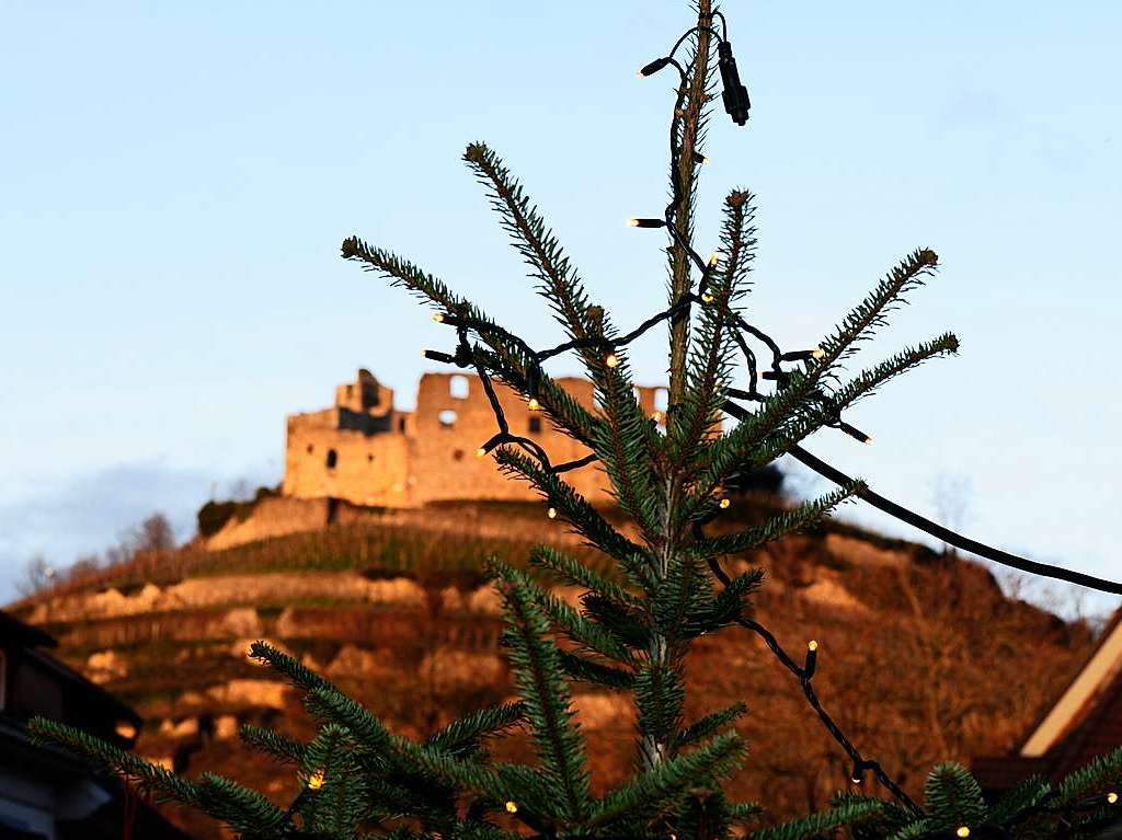 Weihnachtlicher Lichterglanz in mittelalterliche Gassen lockte die Besucher wieder zuhauf in die Staufener Altstadt. Die Angebote der rund 100 Buden von Vereinen und rtlichen Geschften waren entsprechend gut frequentiert.