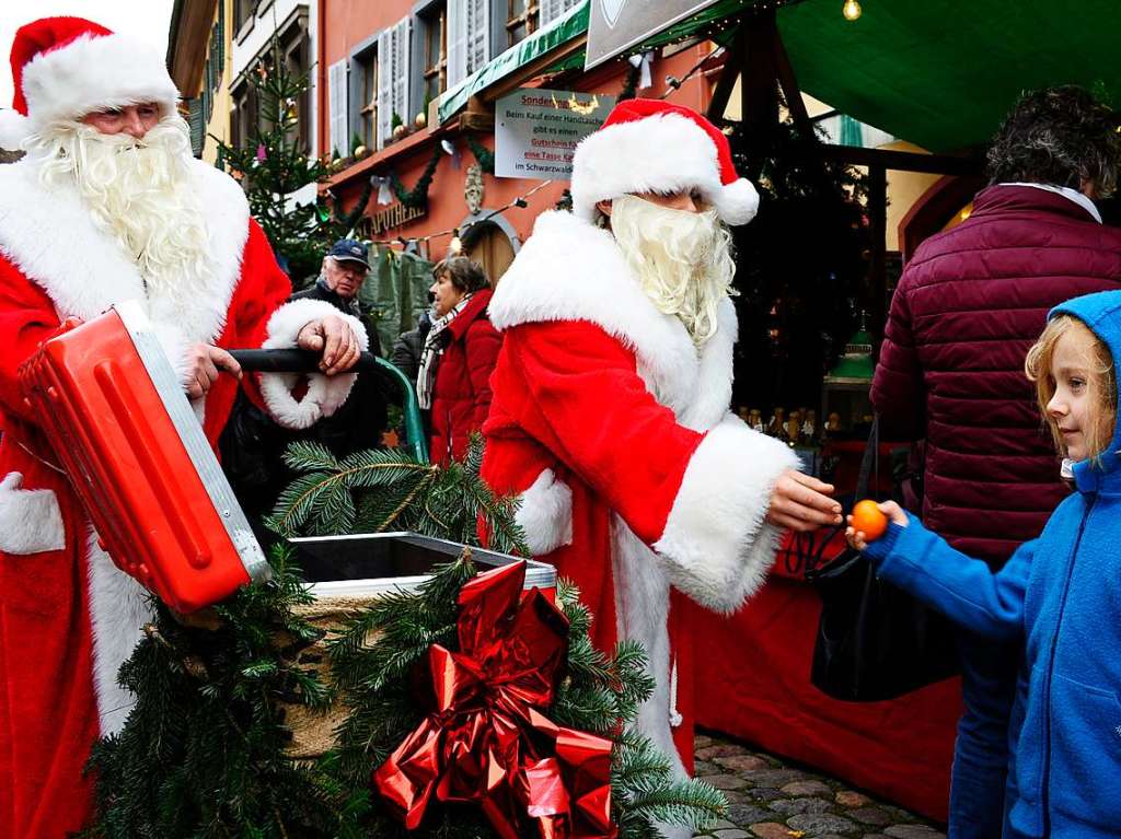 Weihnachtlicher Lichterglanz in mittelalterliche Gassen lockte die Besucher wieder zuhauf in die Staufener Altstadt. Die Angebote der rund 100 Buden von Vereinen und rtlichen Geschften waren entsprechend gut frequentiert.