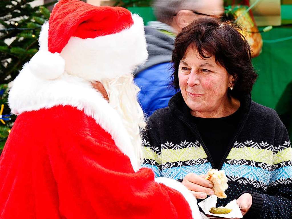 Weihnachtlicher Lichterglanz in mittelalterliche Gassen lockte die Besucher wieder zuhauf in die Staufener Altstadt. Die Angebote der rund 100 Buden von Vereinen und rtlichen Geschften waren entsprechend gut frequentiert.