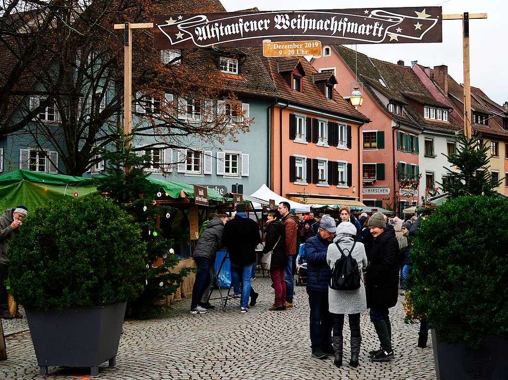 Weihnachtlicher Lichterglanz in mittelalterliche Gassen lockte die Besucher wieder zuhauf in die Staufener Altstadt. Die Angebote der rund 100 Buden von Vereinen und rtlichen Geschften waren entsprechend gut frequentiert.