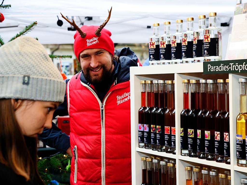 Weihnachtlicher Lichterglanz in mittelalterliche Gassen lockte die Besucher wieder zuhauf in die Staufener Altstadt. Die Angebote der rund 100 Buden von Vereinen und rtlichen Geschften waren entsprechend gut frequentiert.