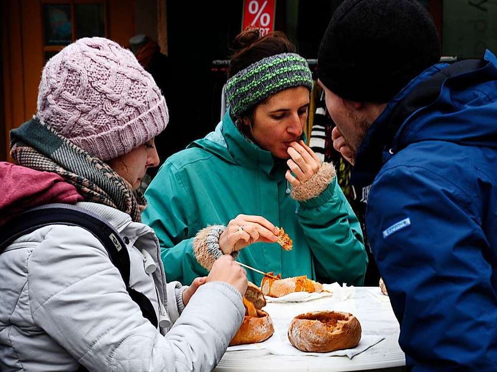 Weihnachtlicher Lichterglanz in mittelalterliche Gassen lockte die Besucher wieder zuhauf in die Staufener Altstadt. Die Angebote der rund 100 Buden von Vereinen und rtlichen Geschften waren entsprechend gut frequentiert.