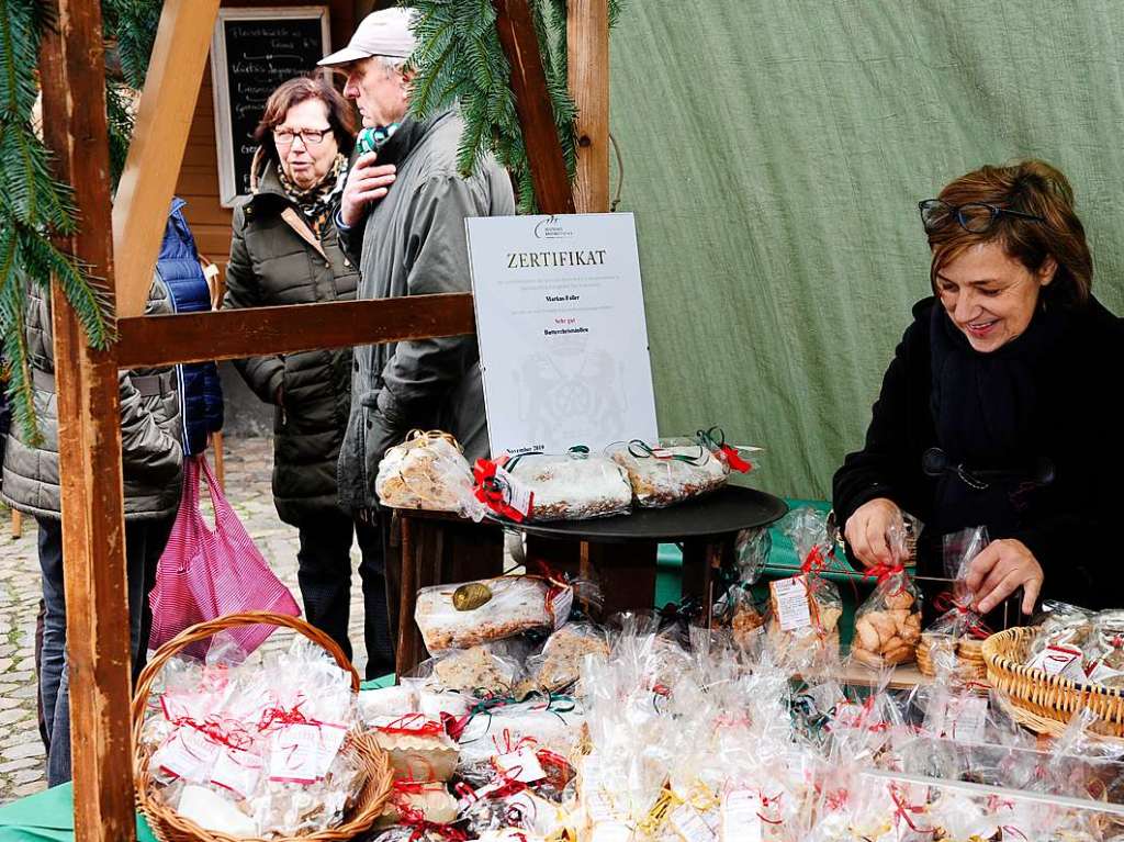 Weihnachtlicher Lichterglanz in mittelalterliche Gassen lockte die Besucher wieder zuhauf in die Staufener Altstadt. Die Angebote der rund 100 Buden von Vereinen und rtlichen Geschften waren entsprechend gut frequentiert.