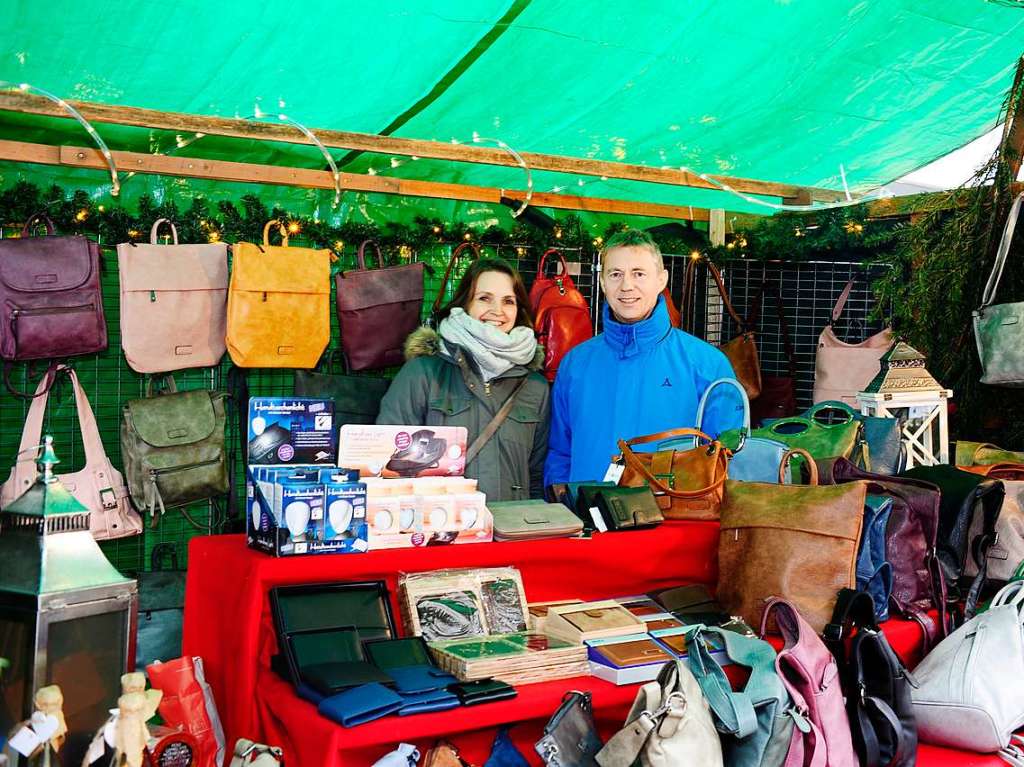 Weihnachtlicher Lichterglanz in mittelalterliche Gassen lockte die Besucher wieder zuhauf in die Staufener Altstadt. Die Angebote der rund 100 Buden von Vereinen und rtlichen Geschften waren entsprechend gut frequentiert.