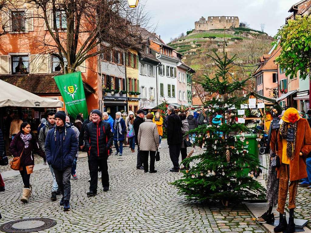 Weihnachtlicher Lichterglanz in mittelalterliche Gassen lockte die Besucher wieder zuhauf in die Staufener Altstadt. Die Angebote der rund 100 Buden von Vereinen und rtlichen Geschften waren entsprechend gut frequentiert.