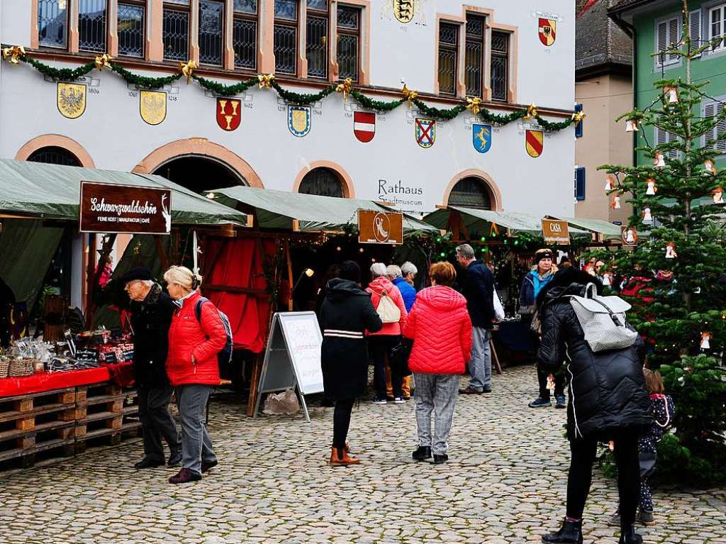 Weihnachtlicher Lichterglanz in mittelalterliche Gassen lockte die Besucher wieder zuhauf in die Staufener Altstadt. Die Angebote der rund 100 Buden von Vereinen und rtlichen Geschften waren entsprechend gut frequentiert.