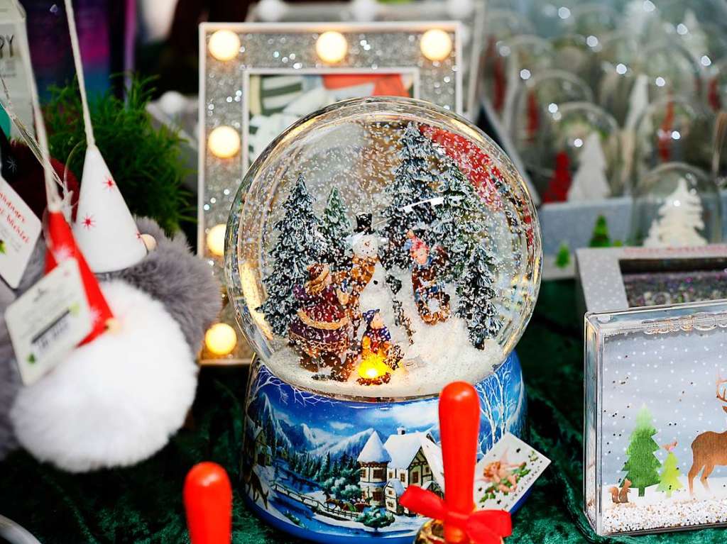 Weihnachtlicher Lichterglanz in mittelalterliche Gassen lockte die Besucher wieder zuhauf in die Staufener Altstadt. Die Angebote der rund 100 Buden von Vereinen und rtlichen Geschften waren entsprechend gut frequentiert.