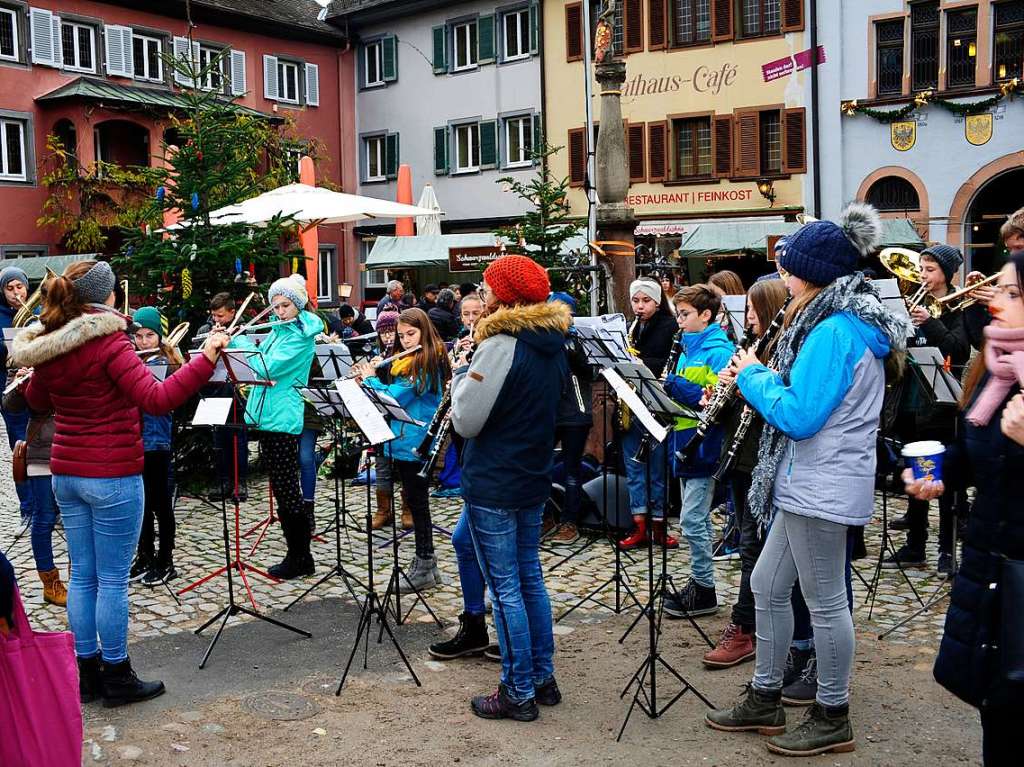 Weihnachtlicher Lichterglanz in mittelalterliche Gassen lockte die Besucher wieder zuhauf in die Staufener Altstadt. Die Angebote der rund 100 Buden von Vereinen und rtlichen Geschften waren entsprechend gut frequentiert.