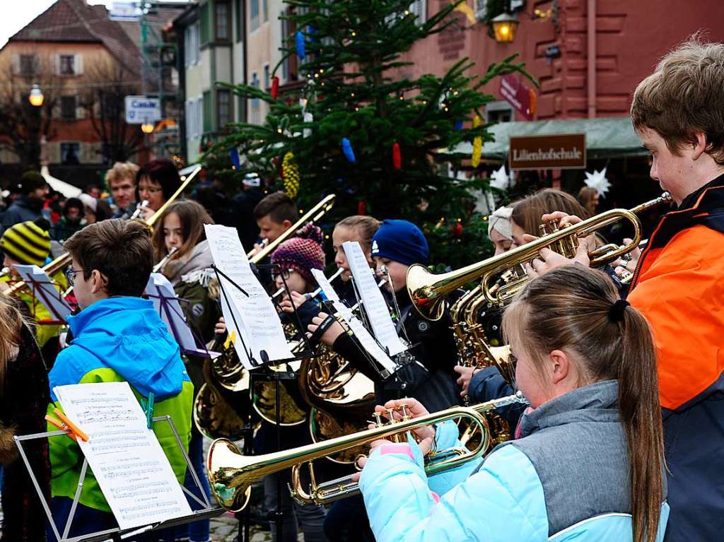 Weihnachtlicher Lichterglanz in mittelalterliche Gassen lockte die Besucher wieder zuhauf in die Staufener Altstadt. Die Angebote der rund 100 Buden von Vereinen und rtlichen Geschften waren entsprechend gut frequentiert.