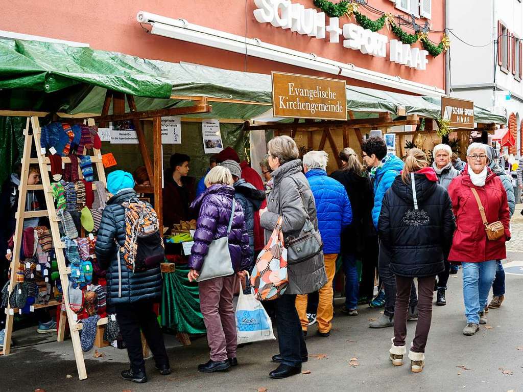 Weihnachtlicher Lichterglanz in mittelalterliche Gassen lockte die Besucher wieder zuhauf in die Staufener Altstadt. Die Angebote der rund 100 Buden von Vereinen und rtlichen Geschften waren entsprechend gut frequentiert.