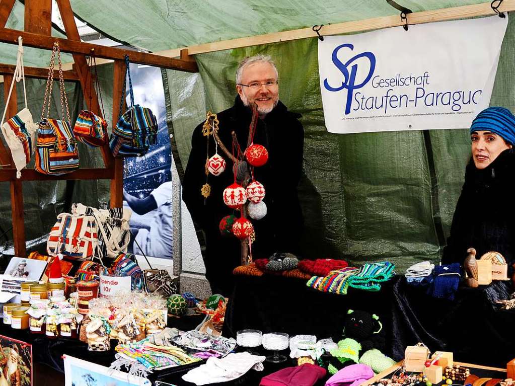 Weihnachtlicher Lichterglanz in mittelalterliche Gassen lockte die Besucher wieder zuhauf in die Staufener Altstadt. Die Angebote der rund 100 Buden von Vereinen und rtlichen Geschften waren entsprechend gut frequentiert.