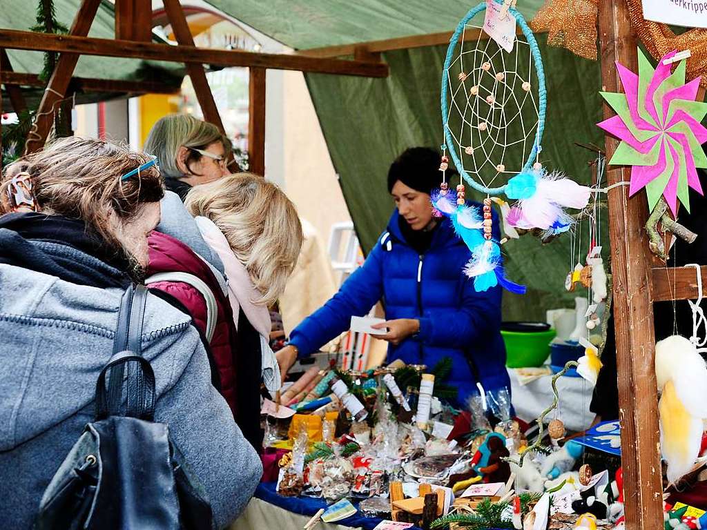 Weihnachtlicher Lichterglanz in mittelalterliche Gassen lockte die Besucher wieder zuhauf in die Staufener Altstadt. Die Angebote der rund 100 Buden von Vereinen und rtlichen Geschften waren entsprechend gut frequentiert.