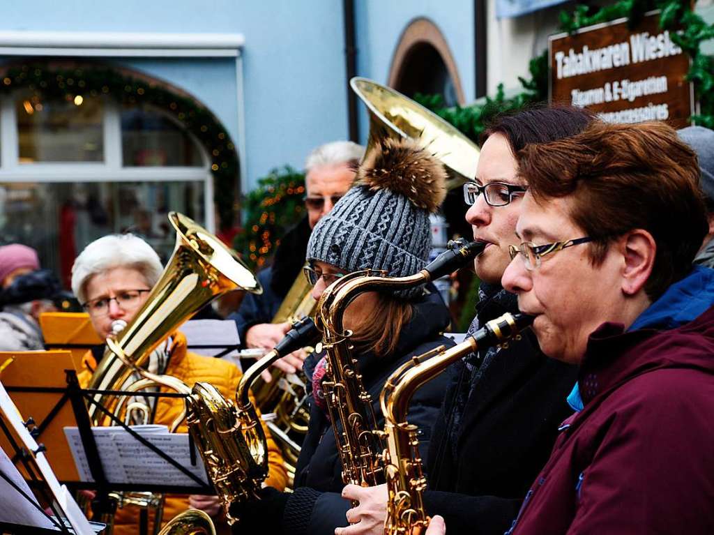 Weihnachtlicher Lichterglanz in mittelalterliche Gassen lockte die Besucher wieder zuhauf in die Staufener Altstadt. Die Angebote der rund 100 Buden von Vereinen und rtlichen Geschften waren entsprechend gut frequentiert.