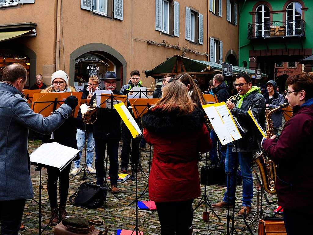 Weihnachtlicher Lichterglanz in mittelalterliche Gassen lockte die Besucher wieder zuhauf in die Staufener Altstadt. Die Angebote der rund 100 Buden von Vereinen und rtlichen Geschften waren entsprechend gut frequentiert.