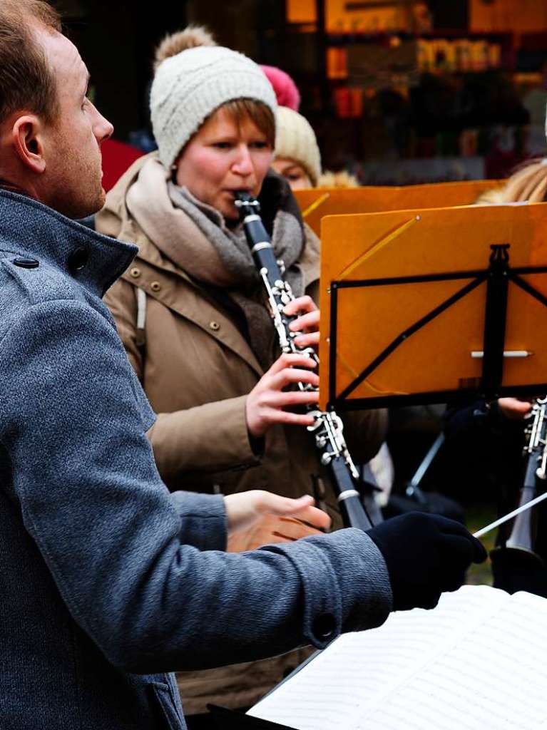 Weihnachtlicher Lichterglanz in mittelalterliche Gassen lockte die Besucher wieder zuhauf in die Staufener Altstadt. Die Angebote der rund 100 Buden von Vereinen und rtlichen Geschften waren entsprechend gut frequentiert.