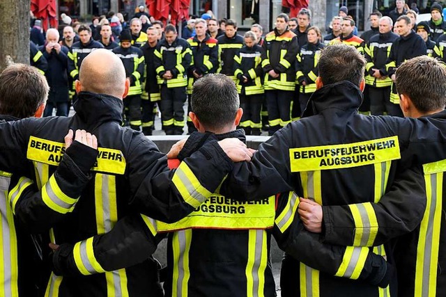 Am Knigsplatz trauern Feuerwehrmnner  | Foto: Stefan Puchner (dpa)