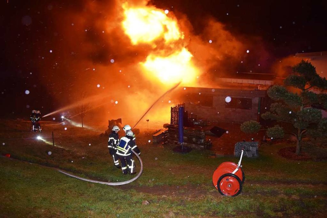 Meterhoch schlagen die Flammen in den Nachthimmel.   | Foto: kamera24