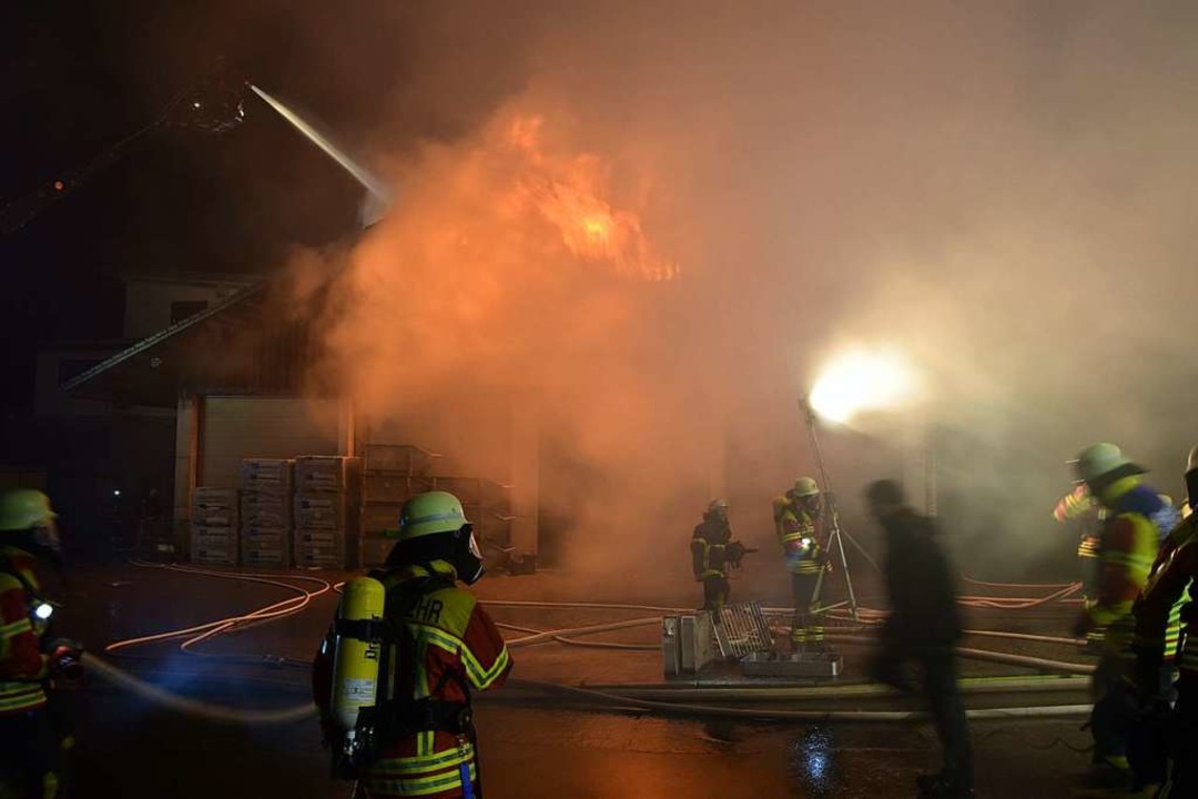 Starker Rauch erschwerte die Arbeit der Feuerwehren.   | Foto: kamera24