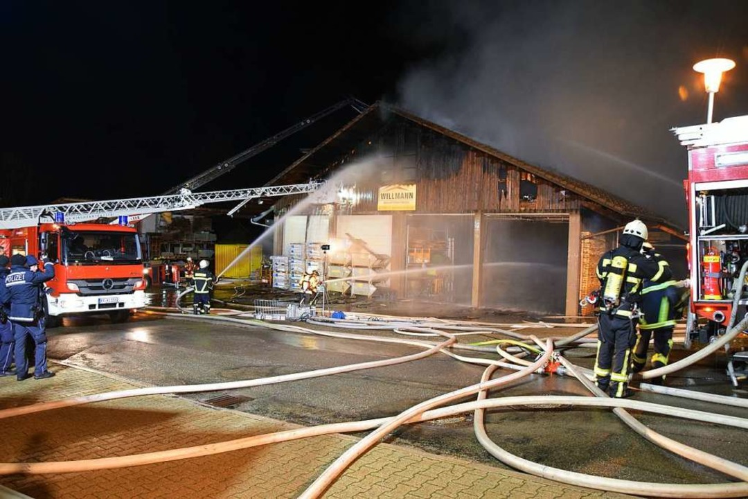 Lagerhalle der Baufirma Willmann in St. Mrgen brennt aus.   | Foto: kamera24