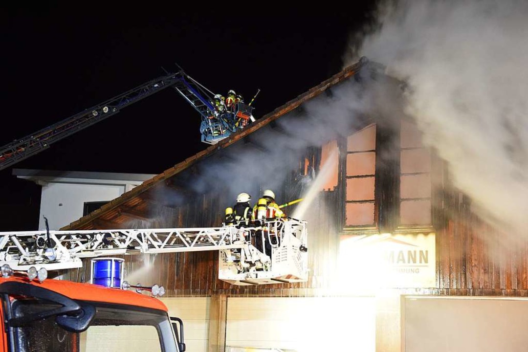 Lagerhalle der Baufirma Willmann in St. Mrgen brennt aus.   | Foto: kamera24