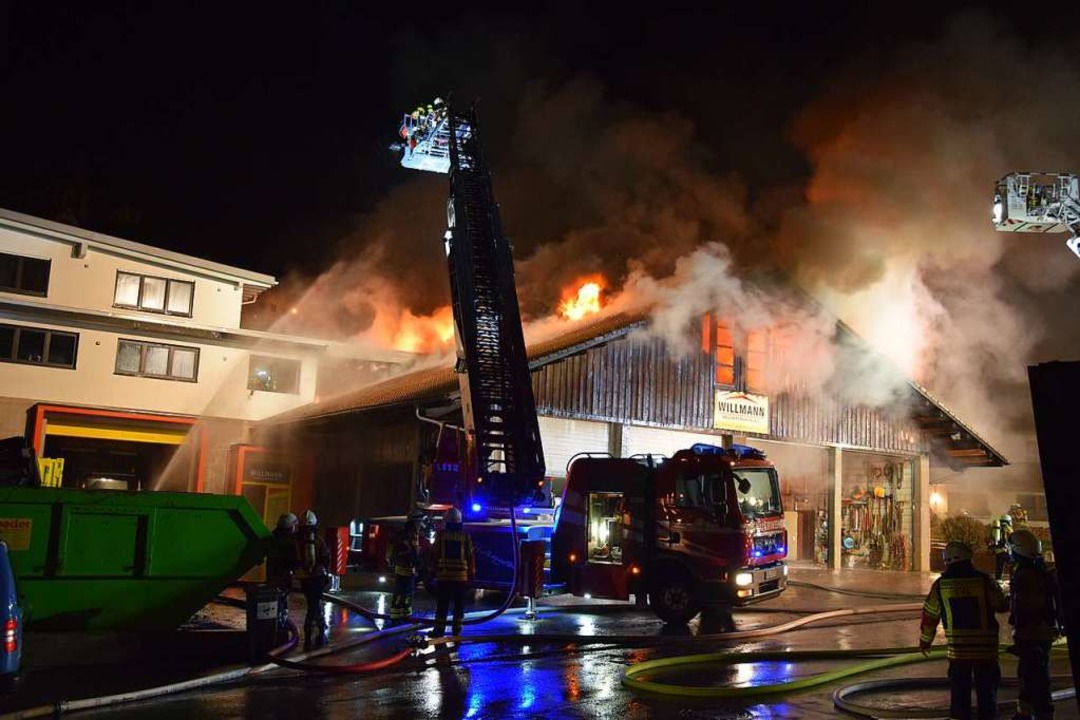 Lagerhalle der Baufirma Willmann in St. Mrgen brennt aus.   | Foto: kamera24