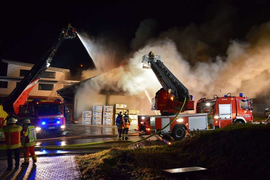 Lagerhalle der Baufirma Willmann in St. Märgen brennt aus.   | Foto: kamera24