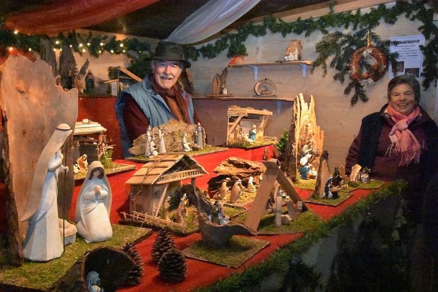 Richtig weihnachtlich war dieser Stand, an dem es Krippen zu kaufen gab.  | Foto: Andrea Steinhart