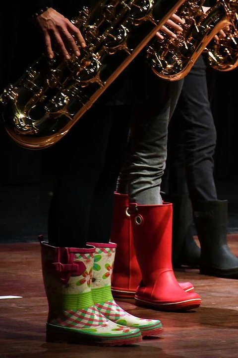 Saxophonisten tanzten im Regen.  | Foto: Barbara Ruda