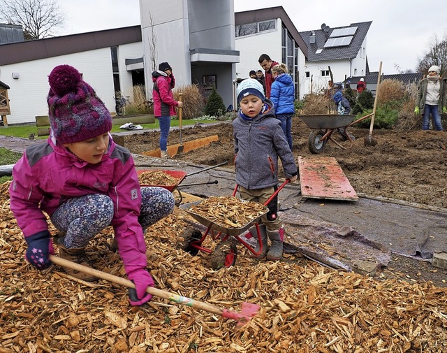 Arbeitseinsatz fr den kumenischen Bi...it Kinder, Eltern und Lehrerin dabei.   | Foto: Michael Haberer