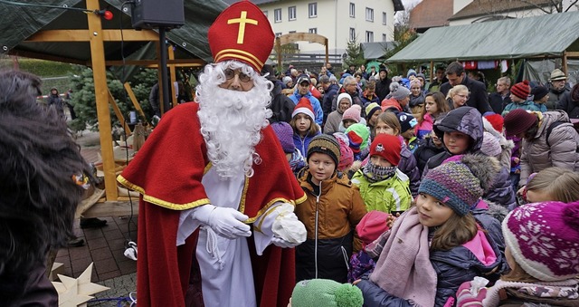 Grozgig: Von einer groen Schar Kind...jedem Kind ein Geschenk berreichten.   | Foto: suedkurier